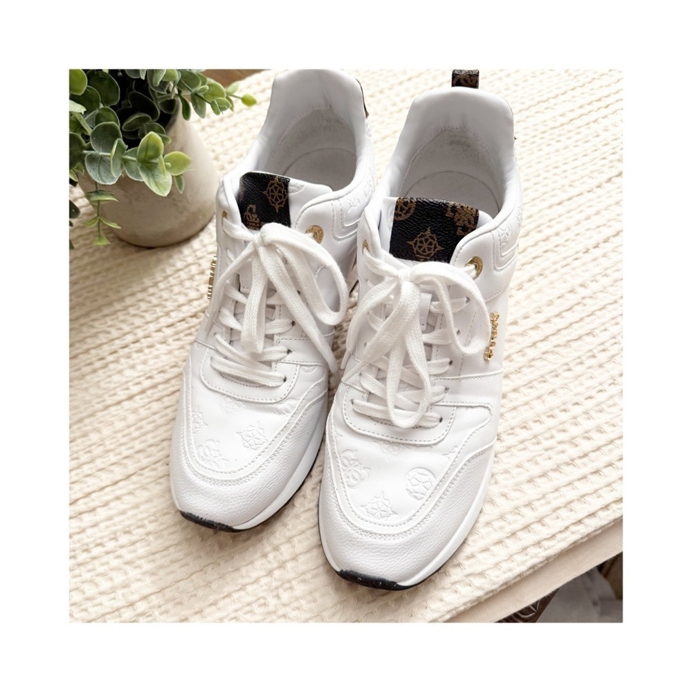 Guess Los Angeles Kadlin Logo Detailed Retro Jogger Sneakers White size10 - Picture 2 of 6
